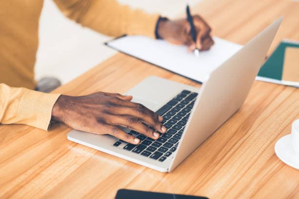 Diagram showing how ATS systems scan and filter CVs